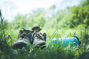 Yeşil çimlerde yürüyüş botları