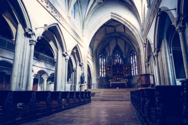 Arka plandaki Katolik katedralindeki kilise.