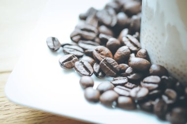 zemin üzerine kavrulmuş kahve çekirdeği