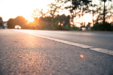 Boş asfalt yolu kapatılıyor