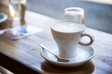 Fincan sıcak kahve masada