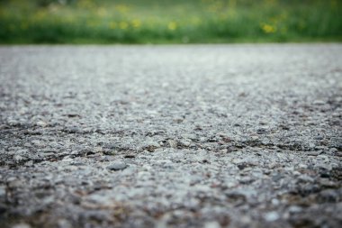 Yeşil çimenli asfalt yol