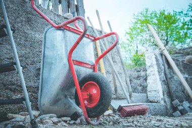 Sokak arka planında çimento arabası