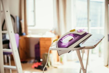 Ütü için ütü. Ev işi ütüleme kavramı