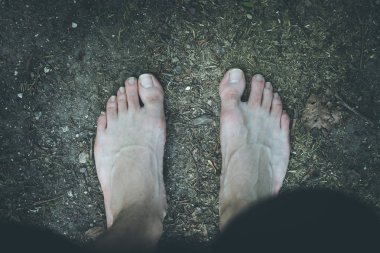 erkek bacakları çimlerin üzerinde