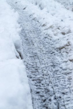 Kışın arka planda yolda kar yağar