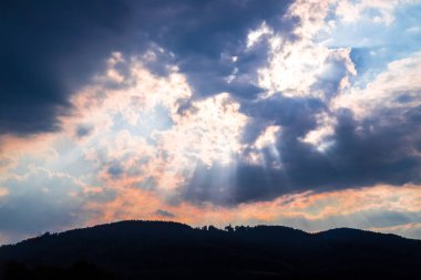  Arkaplanda dağ ve günbatımı görüntüsü.