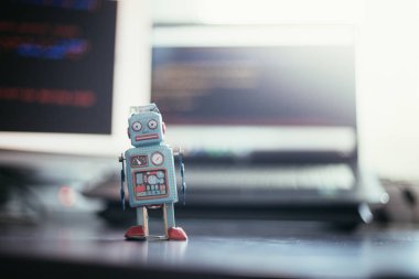 Masada eski model oyuncak robot