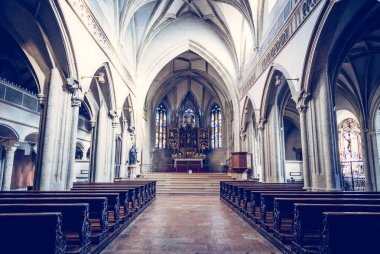 Arka plandaki Katolik katedralindeki kilise.