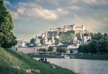 Yaz aylarında Salzburg 'un panoramik şehir manzarası 