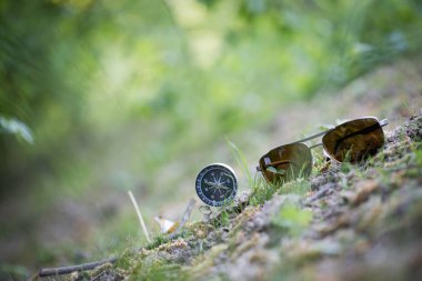 Macera: pusula yerde yatıyor, yönü gösteriyor 
