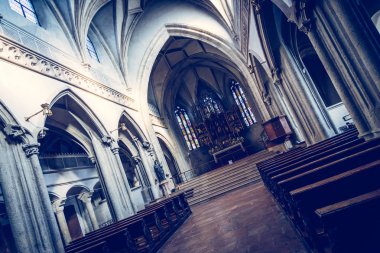 Arka plandaki Katolik katedralindeki kilise.