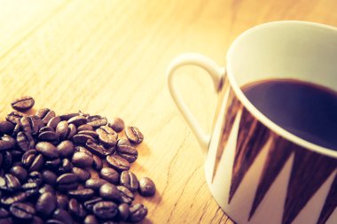 kahve fincanı ve arka plan üzerinde fasulye.