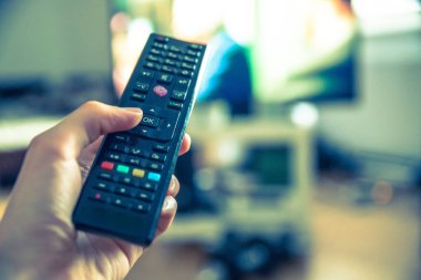 Eldeki uzaktan kumanda açık 