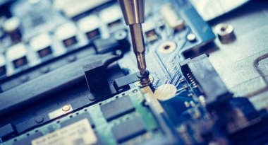 Arka plandaki elektronik panoya yakın plan 