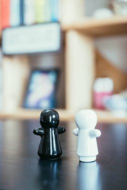 İki küçük insan figürü.