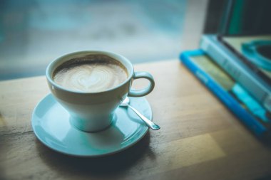 Fincan sıcak kahve masada