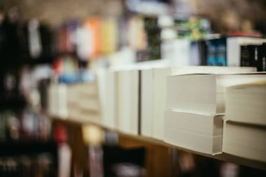 Kitapçıda rafta bir sürü kitap var.