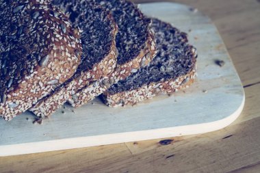 Tahta zeminde taze ekmek