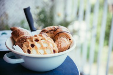 ahşap masa üzerine sütlü kahve