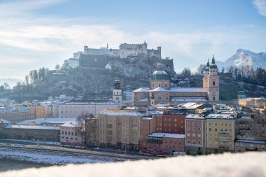 Noel zamanı, akşam, Avusturya karlı, Salzburg eski şehir