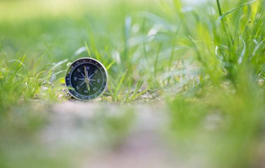 Macera: pusula yerde yatıyor, yönü gösteriyor 