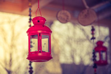 Kırmızı Noel fenerleri açık havada