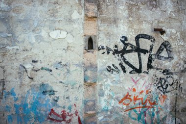 Çizik ve çatlaklarla dolu bir duvar.