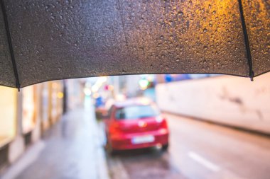 Bokeh ışık arka planına sahip soyut bulanık araba