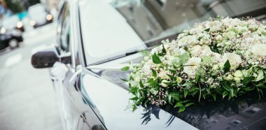 Arabada taze çiçekler var. Güzel çiçek buketi