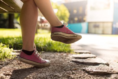 Parktaki kadın bacakları.