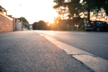 Boş asfalt yolu kapatılıyor
