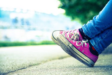 Pembe kedlerle bacaklarını kapat.