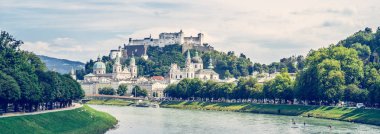 Yaz aylarında Salzburg 'un panoramik şehir manzarası 