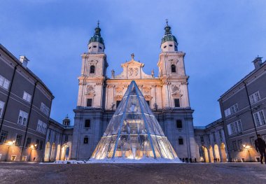 Salzburg 'un eski şehri ve çatıları Noel zamanı, karlı şehir