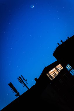 Mavi gökyüzüne karşı telekomünikasyon kulesi