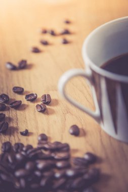 Beyaz arka planda kahve fincanı ve fasulye..