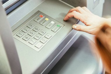 Arka planda ATM klavyesine bas, kapat