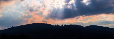 Dağlarda canlı bir gün doğumu