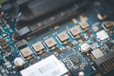 Arka plandaki elektronik panoya yakın plan 