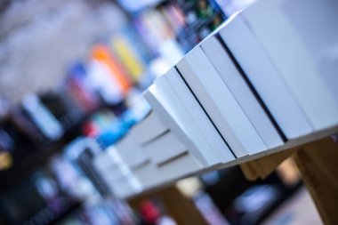 Modern bir kütüphaneyi kitaplarla kapatın.