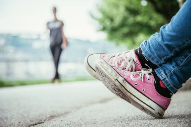 Pembe kedlerle bacaklarını kapat.