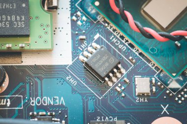 Arka plandaki elektronik panoya yakın plan 