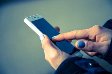 Elinde akıllı telefon kullanan kadın