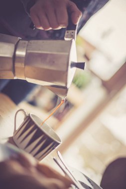 Gümüş gayzer kahve makinesiyle el ele