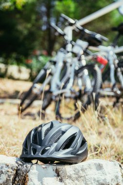 Arka plandaki dağlarda bisiklet ve miğfer