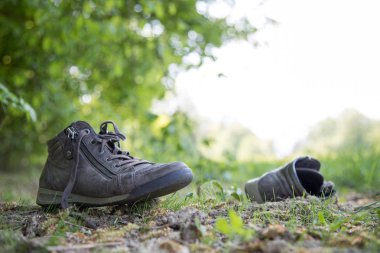 Yeşil çimlerde yürüyüş botları