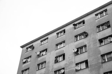 Pencereli modern apartman.