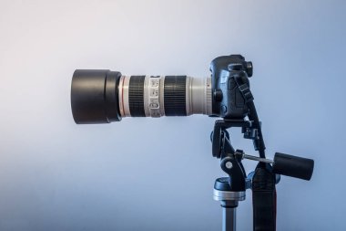 Beyaz arkaplanda klasik kamera
