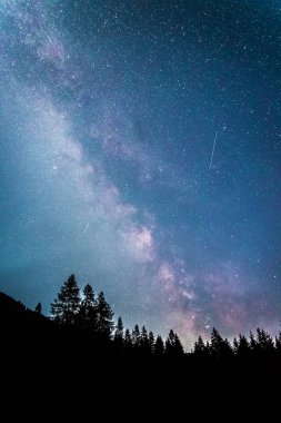 Gece gökyüzünde Samanyolu 